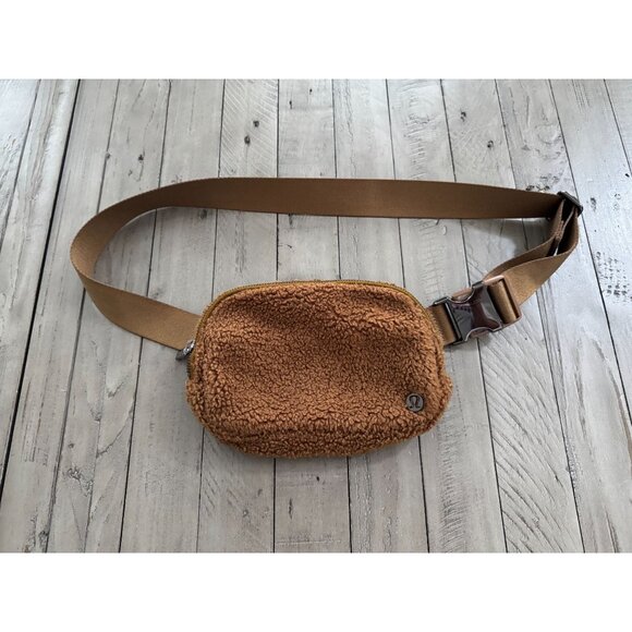 Lululemon Everywhere Fleece Belt Bag Burnt Caramel - Picture 2 of 7
